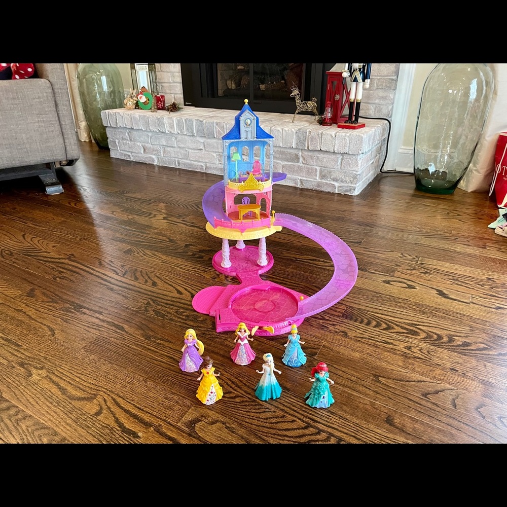 Disney princess castle & 6 princesses